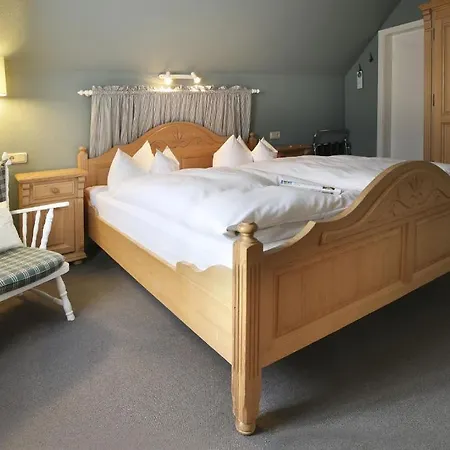 Gruene Tanne Mandelholz إليند